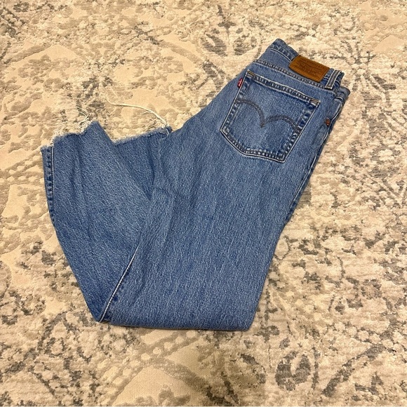 Levi's Wedgie Jeans Blue Wash Distressed Ankle Fit Size 26 Women’s - Picture 5 of 9